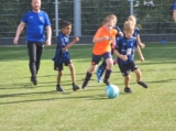 Laatste training S.K.N.W.K. JO8-1 (partijtje tegen de ouders) van maandag 2 juni 2025 (80/123)